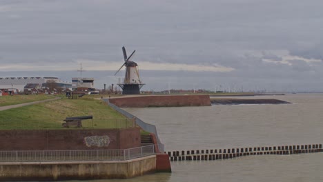 Windmühlen-In-Der-Stadtprovinz-Europa-Niederlande-Holland-Niederländisch-Mit-Meerwasser-Und-Ländlicher-Aussicht