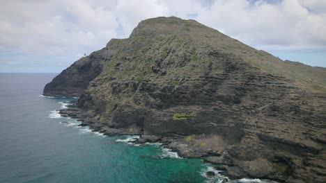Die-Luftaufnahme-Fängt-Den-Malerischen-Blick-Auf-Eine-Insel-Aus-Lavagestein-An-Der-Küste-Von-Hawaii-Ein