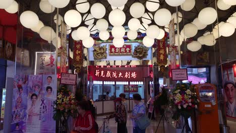 Decke-Mit-Runden-Weißen-Lichtern-Im-Foyer-Des-Sunbeam-Theatergebäudes-Am-North-Point-In-Hongkong