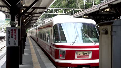 Tren-Koya-Expreso-Limitado-Esperando-En-La-Estación-Gokurakubashi-En-Koyasan
