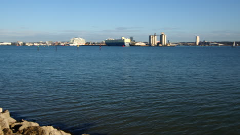 Wide-Shot-of-Southampton-and-the-docks,-taking-across-the-Solent-at-Hythe-Marina