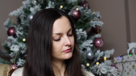 Primer-Plano-De-Una-Atractiva-Mujer-Caucásica-Cerca-De-Un-árbol-De-Navidad-Decorado