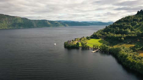Aerial-Drone-Shot-Of-Urquhart-Castle-On-Loch-Ness-In-Inverness,-Scotland