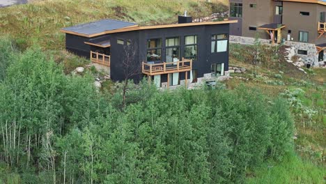 Modernes-Zeitgenössisches-Berghaus-In-Den-Hügeln,-Schwarzes-Haus,-Luxuriöse-Nachbarschaft,-Colorado,-Luftaufnahme,-Rückseite