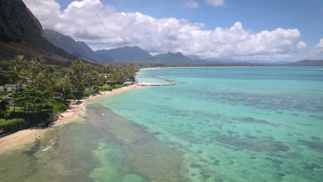 Una-Escapada-Hawaiana-Se-Desarrolla-En-Una-Playa-De-Arena-De-Piedra-Frente-Al-Impresionante-Lienzo-De-Un-Mar-Turquesa