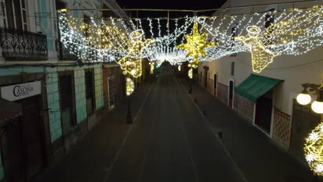 Luftaufnahmen-Der-Weihnachtsbeleuchtung-Und-Dekorationen-In-Den-Straßen