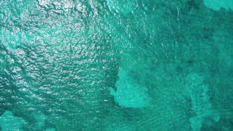 Aus-Der-Vogelperspektive-über-Dem-Türkisblauen-Wasser-Des-Karibischen-Meeres-Fängt-Die-Luftperspektive-Die-Atemberaubende-Aussicht-In-Der-Nähe-Der-Hotelzone-Von-Cancun-In-Mexiko-Ein