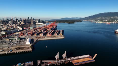 Centrem-Containerterminal-Neben-Der-Sand--Und-Kiesindustrie-Am-Burrard-Inlet-Shore,-Vancouver,-Kanada