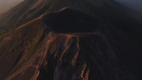 Luftaufnahme-über-Touristen-In-Einer-Leeren-Caldera-Vor-Einem-Rauchenden-Vulkan