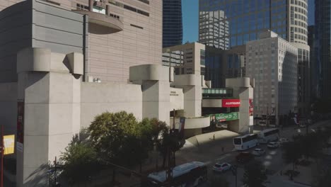 An-aerial-drone-view,-moving-from-left-to-right,-captures-the-Alley-Theatre-on-Texas-Ave