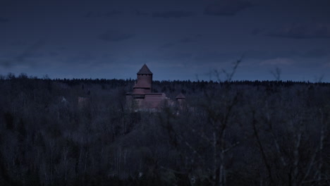 Mittelalterliche-Burg-Bei-Nacht-In-Einem-Wald