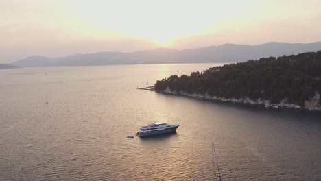 Wunderschöne-Aufnahme-Der-Yacht-Aus-Der-Luft,-Des-Sonnenuntergangs-Und-Der-Wunderschönen-Küste