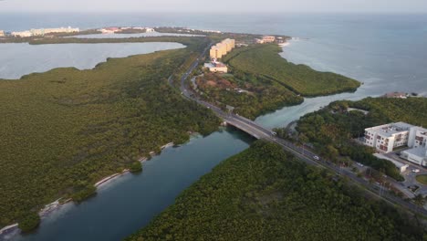 Luftaufnahme-Der-Punta-Nizuc-Brücke-Mit-Autoverkehr-In-Cancun