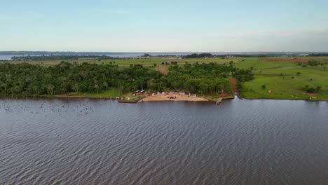 Ein-Herrlicher-Ort-Mit-Privatstrand-Und-Nautischen-Einrichtungen-Am-Fluss-Paraná