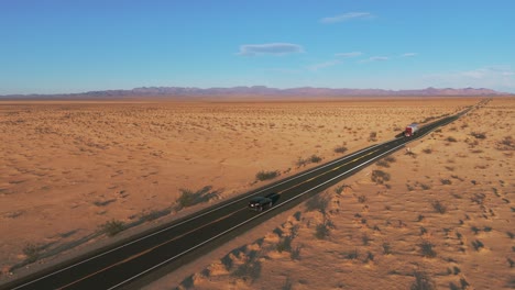 Coche-Moderno-Conduciendo-Por-Una-Calle-En-El-Desierto.