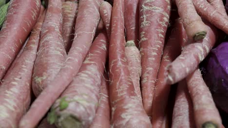 Karotten-Im-Gemüseladen-Zum-Verkauf-Am-Abend