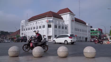 Cruce-De-Vehículos-En-Un-Cruce-Icónico-En-La-Ciudad-De-Yogyakarta
