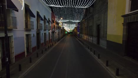 Drohnenvideo-Der-Weihnachtsdekorationen-Und-Lichter-In-Straßen-Mit-Kolonialarchitektur