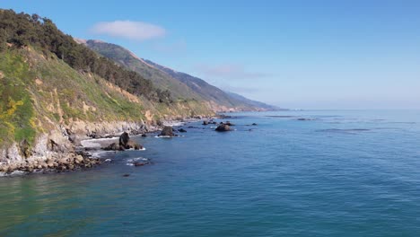 Aerial-drone-shot-of-the-Pacific-Coast-near-Big-Sur,-California-with-birds-flying