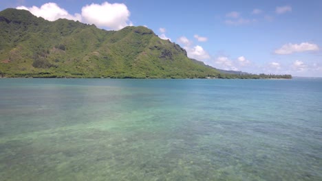 Der-Steinsandstrand-In-Hawaii-Bietet-Einen-Perfekten-Kontrast-Zu-Den-Leuchtenden-Türkistönen-Des-Meeres