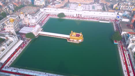 Der-Goldene-Tempel,-Auch-Bekannt-Als-Harimandir-Sahib,-Luftaufnahme-Von-DJI-Mini3Pro-Drone