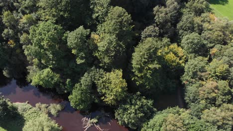 Luftaufnahmen-Des-Pegelkontrolldamms-Im-Stockport-River-Mit-Blick-Auf-Den-Grünen-Wald