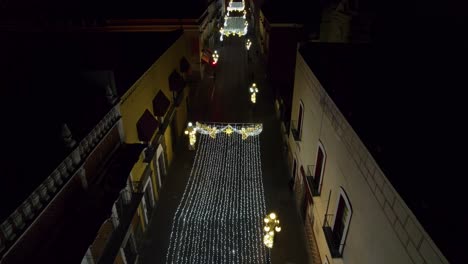 Drohnenaufnahmen,-Die-Die-Architektur-Und-Die-Weihnachtlichen-Lichtdekorationen-Der-Straßen-Zeigen