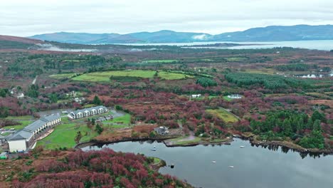 Drohnenlandschaft-Sneen-Ring-Of-Kerry-Mit-Hotel-Und-Herbstfarben-Irlands