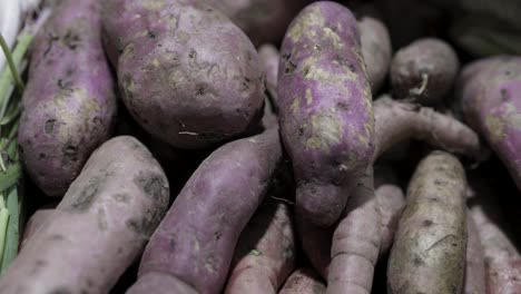 Süßkartoffel-Im-Gemüseladen-Zum-Verkauf-Am-Abend