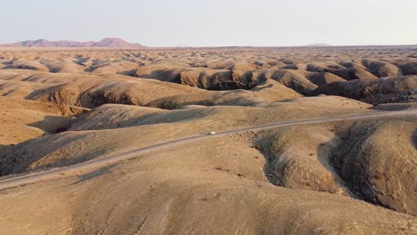Aventura-De-Vida-Salvaje-En-Namibia-Sin-Conductor-Con-Un-Toyota-Hilux-Equipado-Con-Una-Tienda-De-Campaña-En-La-Azotea-En-El-Paisaje-Escarpado-Del-Paso-De-Kuiseb