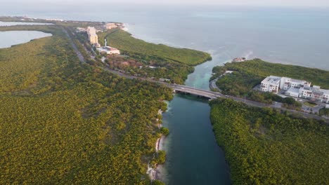 Luftaufnahme-über-Der-Punta-Nizuc-Brücke-In-Cancun,-Mexiko-Mit-Autoverkehr