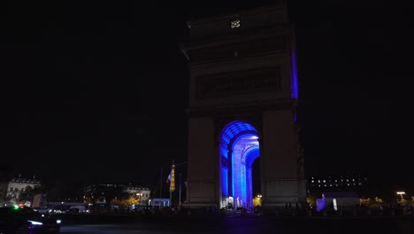Arc-De-Triomphe-Und-Beleuchteter-Eiffelturm-Im-Selben-Panorama-Bei-Nacht