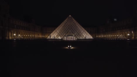 Die-Louvre-Pyramide-Dient-Als-Haupteingang-Zum-Louvre-Museum