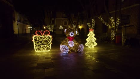 Drohnenvideo-Der-Weihnachtsbeleuchtung-Und-Dekorationen-Im-Park-Der-Stadt-Puebla