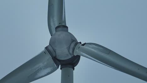 Aus-Der-Nähe-Drehen-Sich-Die-Rotorblätter-Von-Windkraftanlagen-Und-Erzeugen-Strom-Für-Verbraucher