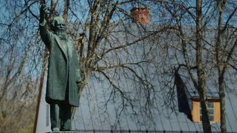 Eine-Statue-Eines-Alten-Mannes-Im-Herbst-In-Russland