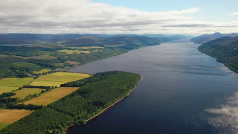 Luftflug-über-Loch-Ness,-Blick-Auf-Schottland