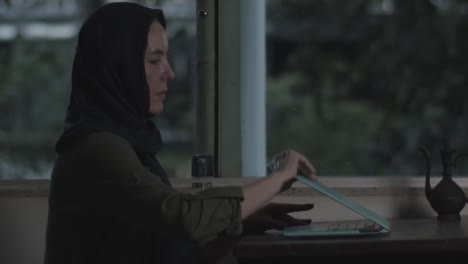 Eine-Muslimische-Frau-Mit-Hijab-Kopftuch,-Die-Online-Am-Computer-Arbeitet-Oder-Lernt