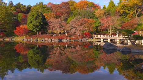 Wunderschöne-Landschaft-Im-Typischen-Japanischen-Landschaftsgarten-Mit-Teich-Und-Touristen