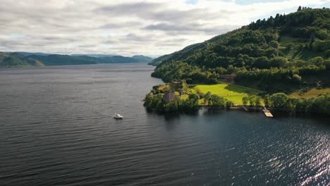 Majestic-Ruins:-Aerial-Overlook-of-Urquhart-Castle-on-Loch-Ness,-Heart-of-the-Scottish-Highlands,-Inverness,-Scotland