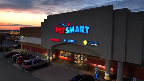 Petsmart-Store-Mit-LED-Logo-Bei-Sonnenuntergang