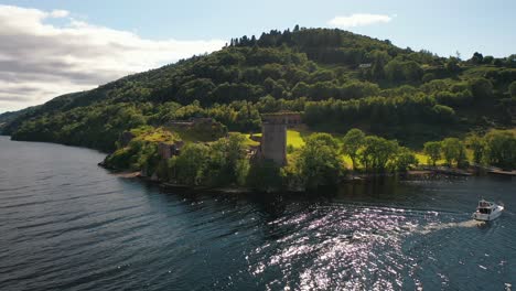 Fortaleza-Junto-Al-Lago-De-Escocia:-El-Castillo-De-Urquhart-Visto-Desde-El-Lago-Ness-En-Las-Tierras-Altas-De-Escocia