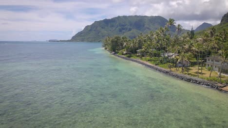 Das-Steinige-Sandufer-Dieses-Hawaiianischen-Strandes-Harmoniert-Mit-Den-Einladenden-Türkistönen-Des-Meeres