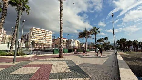 Malagas-Strandpromenade-Mit-Ihren-Wunderschönen-Mosaikwegen