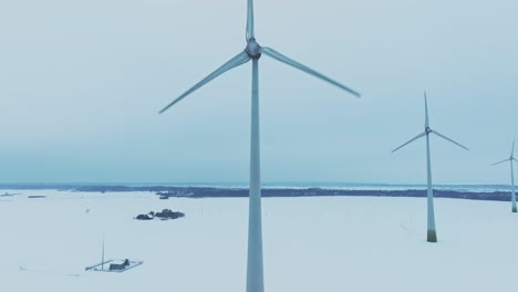 Luftaufnahme,-Windmühlenpark,-Die-Rotorblätter-Drehen-Sich-Und-Produzieren-Strom-Für-Verbraucher