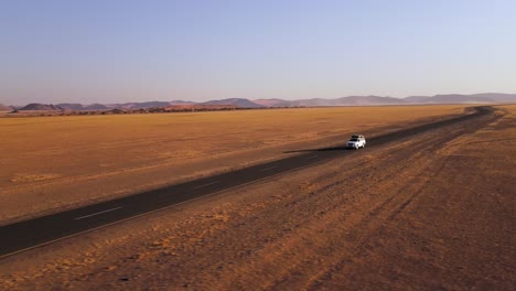 Selbstfahrer-Wildtierabenteuer-In-Namibia-Mit-Einem-Mit-Einem-Dachzelt-Ausgestatteten-Toyota-Hilux-In-Den-Berühmten-Sanddünen-Von-Sossusvlei-Bei-Sonnenuntergang
