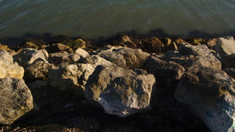 Aufnahme-Des-Meeres,-Das-An-Den-Felsen-Im-Yachthafen-Von-Hythe-Plätschert
