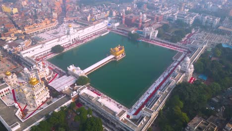 Der-Goldene-Tempel,-Auch-Bekannt-Als-Harimandir-Sahib,-Luftaufnahme-Von-DJI-Mini3Pro-Drone