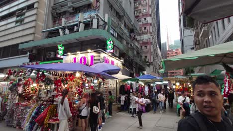 Mercado-Callejero-De-Tai-Yuen-Con-Compradores-Caminando-En-Hong-Kong