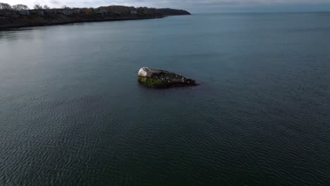 Eine-Luftaufnahme-über-Die-Ruhigen-Gewässer-Des-Long-Island-Sound-Vor-Long-Island,-New-York